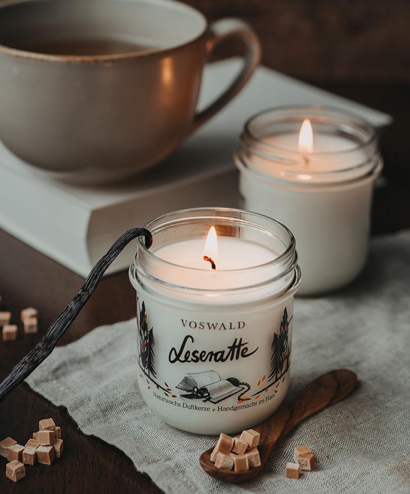 VOSWALD Leseratte – Duftkerze – mit 100% Naturwachs, Made in Germany, über 30h Brenndauer, Baumwolldocht, Vanille-Duft – Voswald