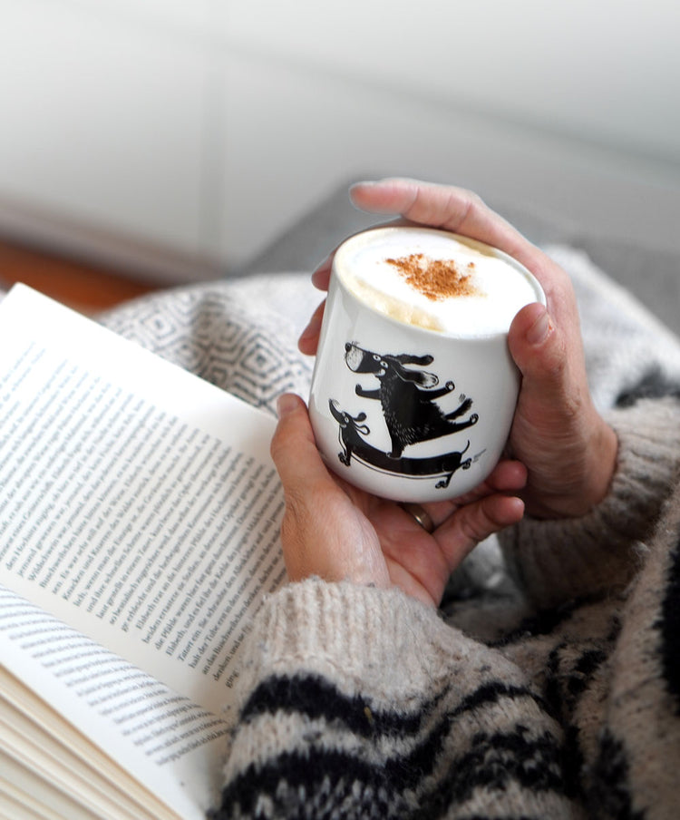 Becher mit zweu Hunden drauf gefüllt mit Kaffee