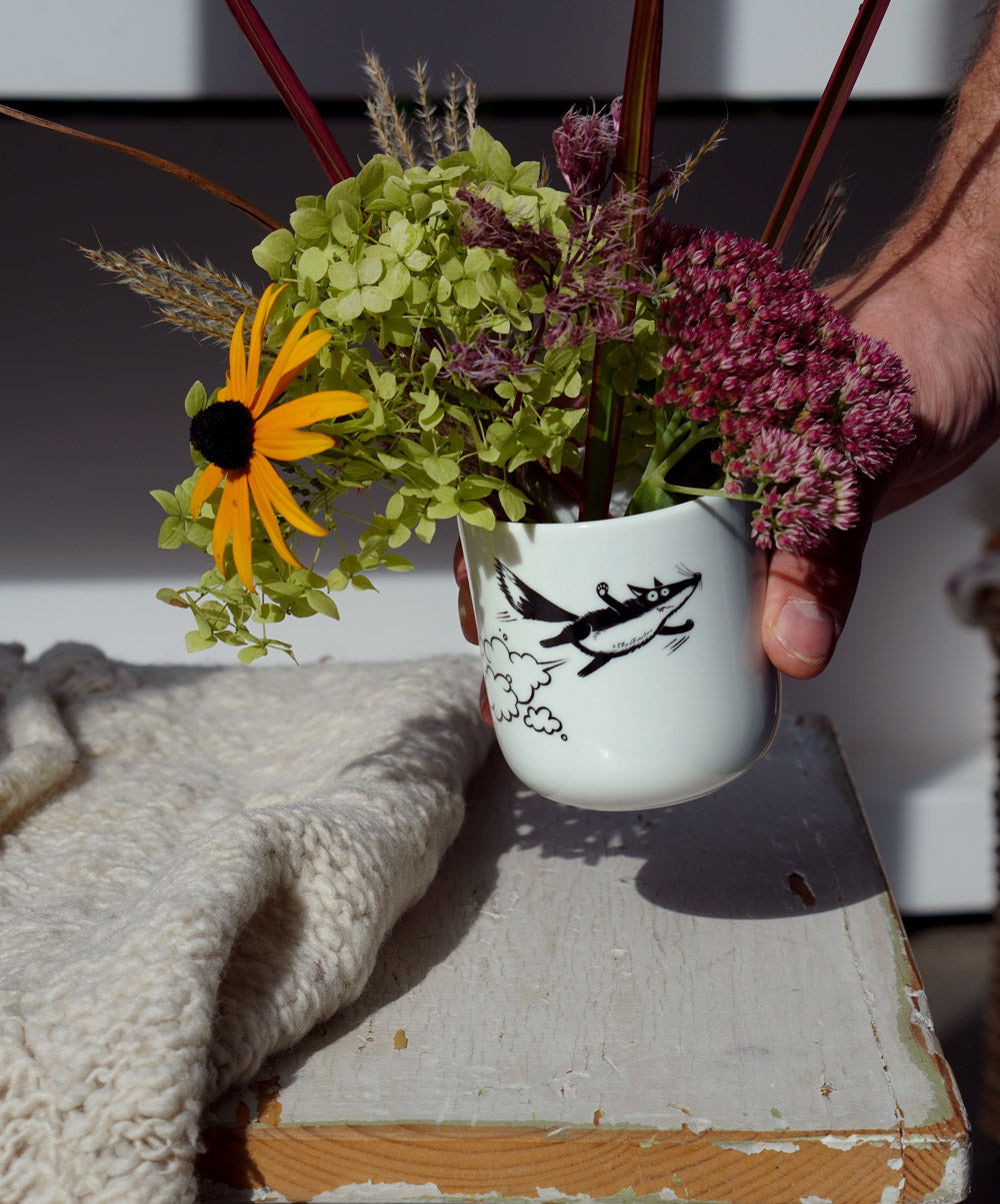 Becher mit einem fliegenden Fuchs drauf, mit einem schönen Blumenstrauß drin